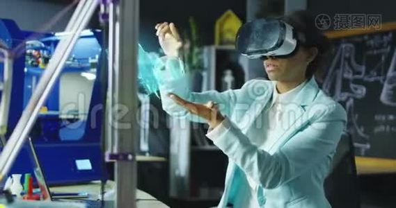 女科学家使用VR耳机视频