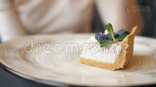 女人在咖啡馆里吃奶酪蛋糕视频
