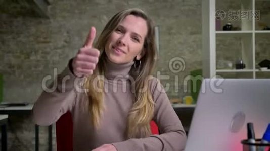 电脑前白种人女办公室工作人员的特写肖像，她微笑着挽着她的手臂，竖起大拇指视频