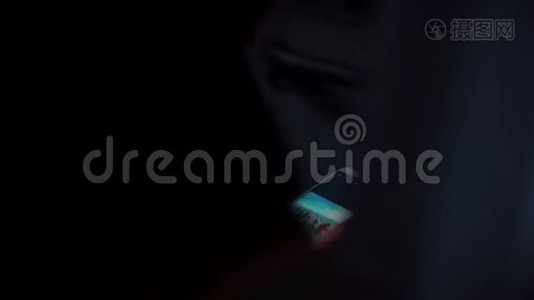 男人晚上用手机。视频