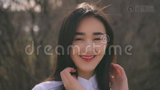 年轻的韩国女学生看着相机，笑得很好。 女人快乐善良视频
