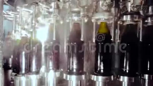 啤酒厂啤酒装瓶技术生产线。视频