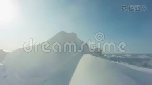 在阳光明媚的日子里，欧洲阿尔卑斯山的雪山。 空中景观视频