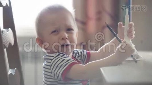 可爱的小男孩在家绘画，1岁幼儿小男孩用铅笔绘画，快乐的学龄前儿童。 创意游戏视频