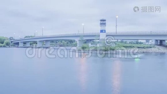 从明尼阿波利斯岛灯塔和密西西比河普利茅斯大道大桥的一个广角蓝色小时拍摄到B号视频