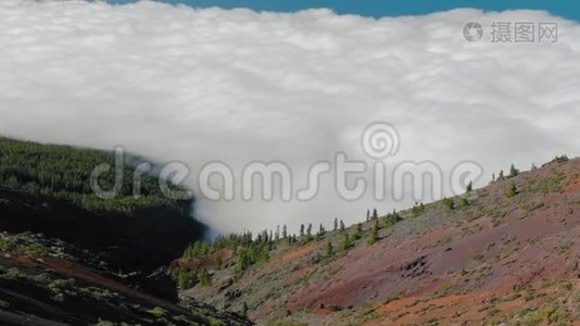 在加那利群岛，经过艰难的徒步到达泰德火山顶部后，云层上方。 艰难的一天徒步到火山峰的顶端视频