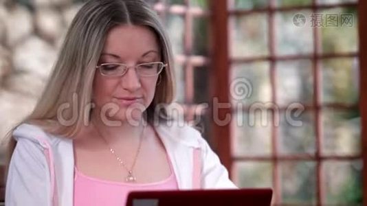 女人在网上教书视频