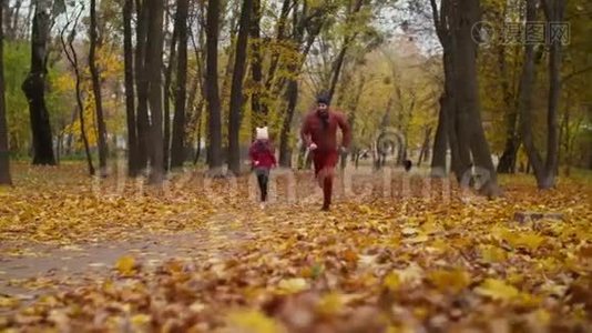 秋天公园里无忧无虑的父亲和女儿视频