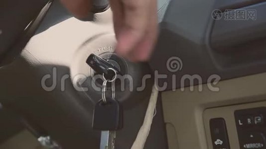 ’`发动汽车的钥匙`他的手视频