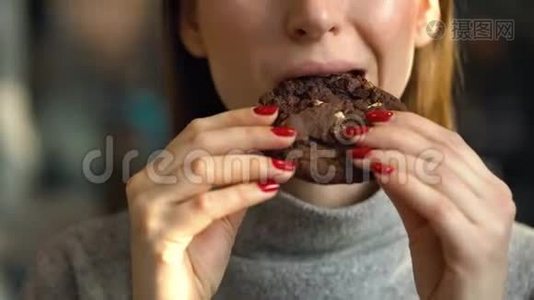 女人在咖啡馆里吃巧克力饼干视频