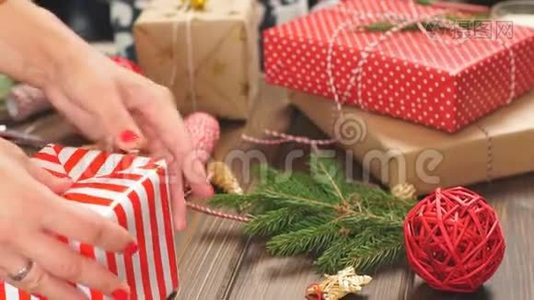 圣诞礼物包裹在生态纸上，木制背景装饰，装饰元素视频