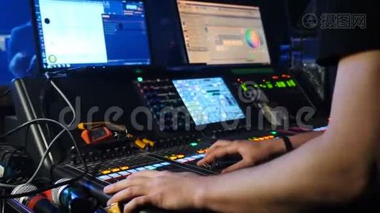 专业音乐家手调整控制条在DJ控制台，混合音乐。 男性手触摸触摸屏显示器视频