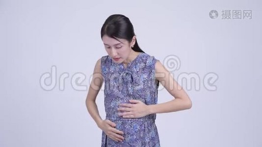 有压力的亚洲孕妇背痛视频