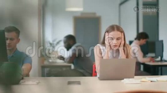商务女性在办公室的笔记本电脑上得到坏消息。 自由职业妇女视频