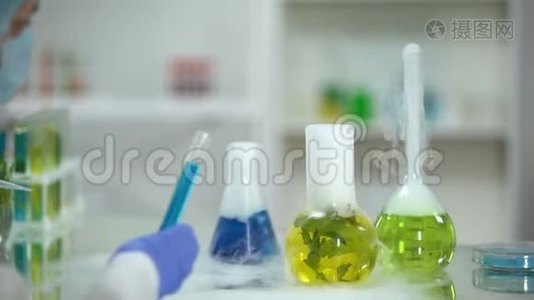生物化学家用蓝剂将有机液从瓶中滴出视频