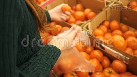 无脸女孩在超市挑选蔬菜视频