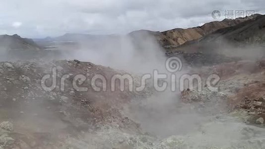 从冰岛火山景观的地面冒出炽热的熔岩、蒸汽和硫磺视频