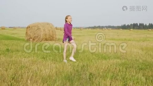 微笑的女孩走在田野上视频