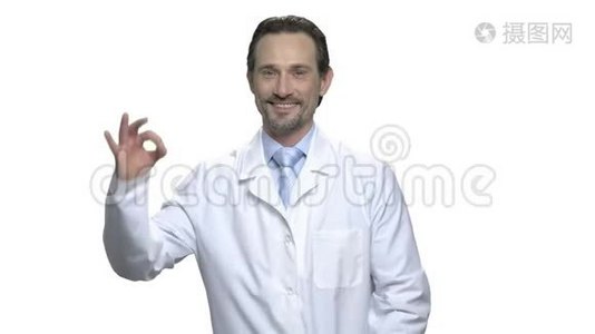开朗的医生或科学家给予OK标志。视频