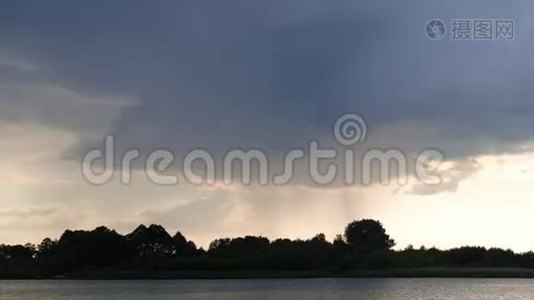 夏天的湖面上满是雨视频