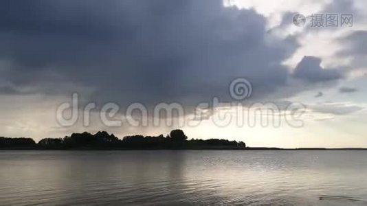 夏天的湖面上满是雨视频