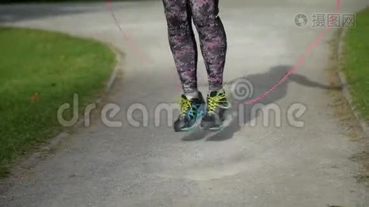 有跳绳的女人视频
