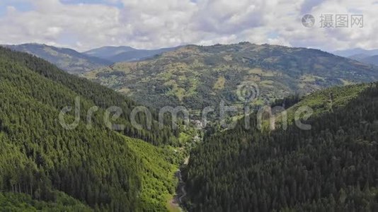 高山全景无人机在夏天飞到山上。 高空俯瞰喀尔巴阡山脉和视频