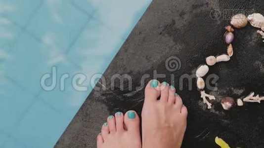 女腿靠近泳池特写.. 海石和贝壳的心脏视频