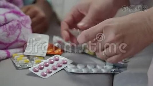 女性手选择药物治疗视频