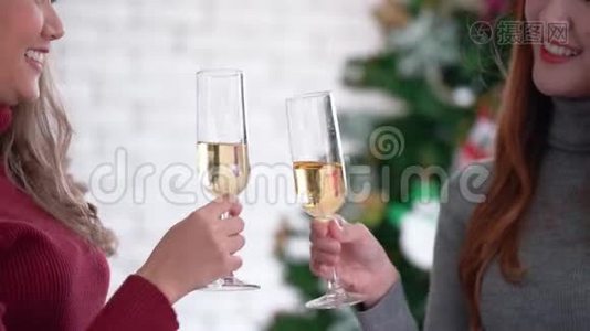 在圣诞晚会上，年轻女子敬酒，喝香槟。 圣诞节节日庆典视频