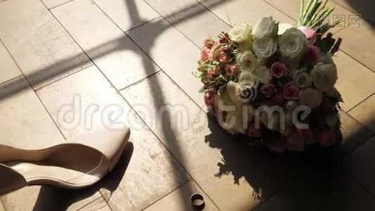 地板上有一束鲜花，金制的结婚戒指，阳光透过窗户洒下来，女人`鞋子，婚礼安排视频