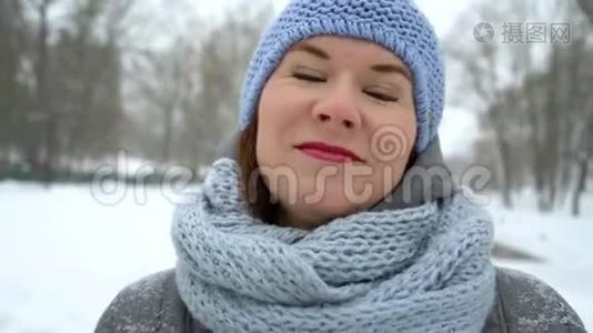 在冬天的特写镜头中，一个开朗的成年女人走在外面视频