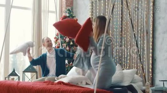 快乐有趣的家庭在床上打枕头战视频