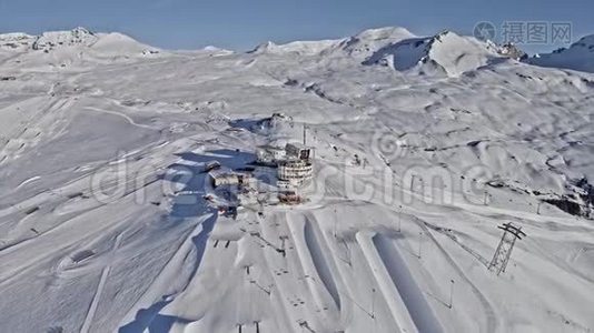 冬季瑞士度假村全景晚会，拉克斯山空中4k视频