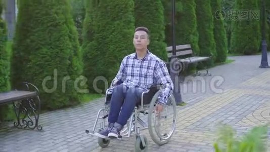 在公园轮椅上残疾的亚裔青年视频