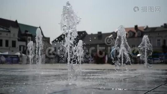 夏季克拉科夫广场有许多泉水的搞笑喷泉视频