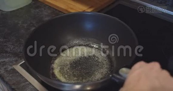 炸鸡块肉正在热煮油锅里炸得很深视频