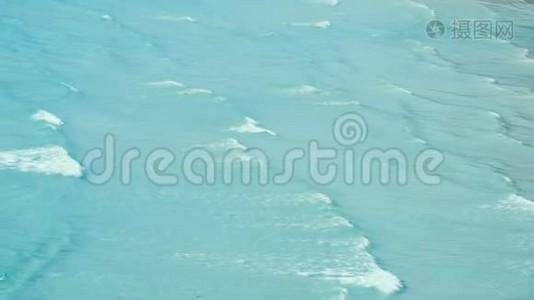 4K. 热带海滩从高视角拍击海岸线的蓝色泡沫海浪的画面视频