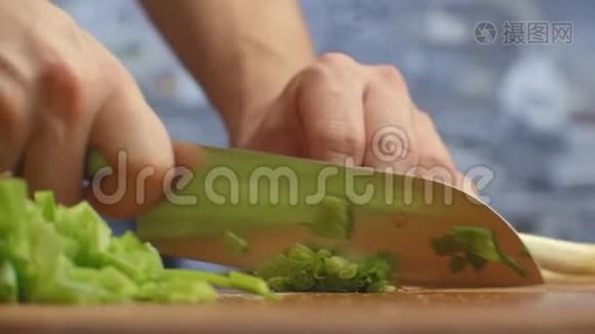 去切洋葱。 把葱切在木板上. 健康食品。视频