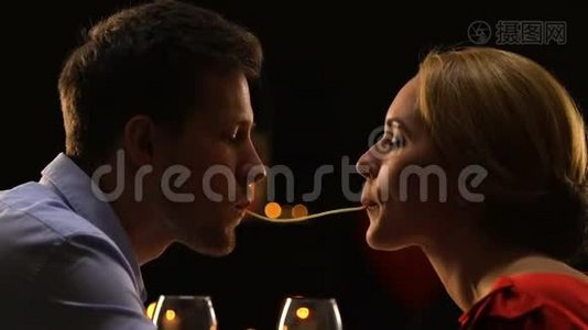 有魅力的一对夫妇在餐厅度过浪漫的夜晚，做意大利面的吻视频