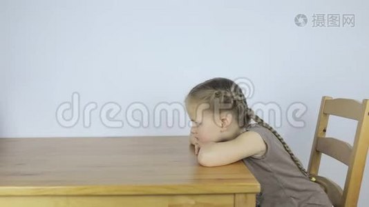女孩一个人无聊，坐在桌边视频