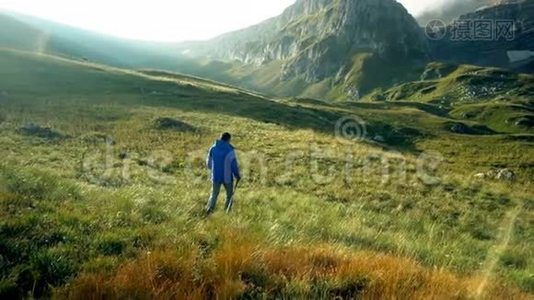 人徒步登山夏日清晨.. 徒步旅行。 体育娱乐活动。 暑假旅游视频