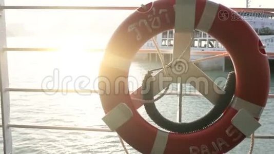 渡船甲板上的救生圈和救生衣。 船舶上的救援设备：浮标和应急背心视频
