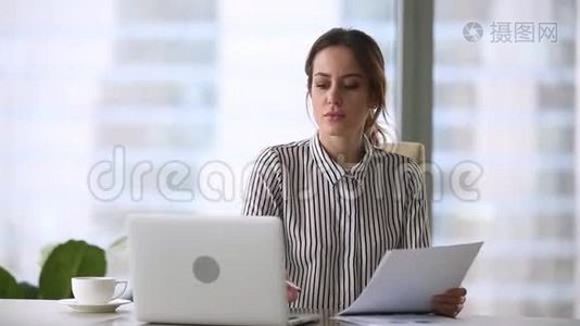 厌倦了压力很大的女商人为电脑问题离开办公室而疯狂视频