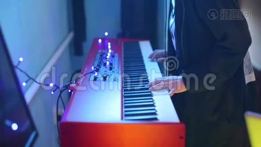特写音乐家在演出中弹奏琴键视频