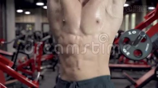 肌肉男在健身房用水平杆锻炼腹部肌肉视频