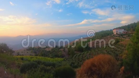 日出时的山谷。 自然夏季景观视频