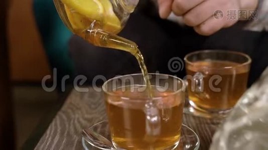 男人`手把热果茶倒进杯子里。视频