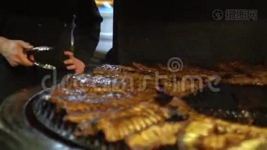 厨师把肉放在烤架上。 做烧烤香肠。 肉丝视频