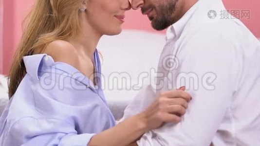 女人温柔地抚摸着男人的手，卧室里的亲密和诱惑视频